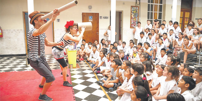 Un cirque pour apprendre le recyclage aux enfants 