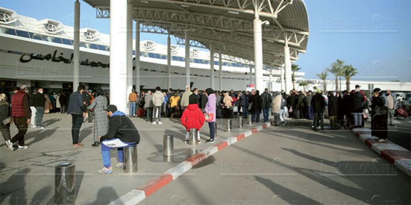 Ouverture des frontières: Rush de passagers dans les aéroports