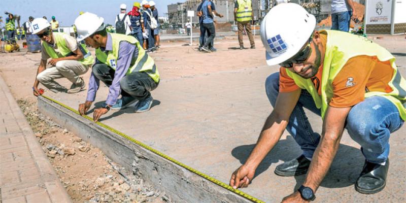 Des étudiants construisent des maisons vertes à Benguerir 