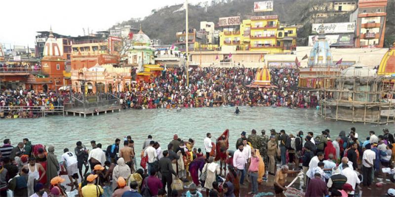 Des centaines de milliers d’hindous se baignent dans le Gange 