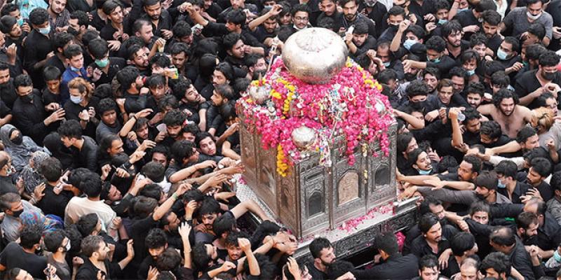 Pakistan: Une procession religieuse rassemble des milliers de personnes!