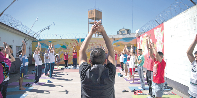 Du yoga en prison, réduire le stress et créer de l’harmonie